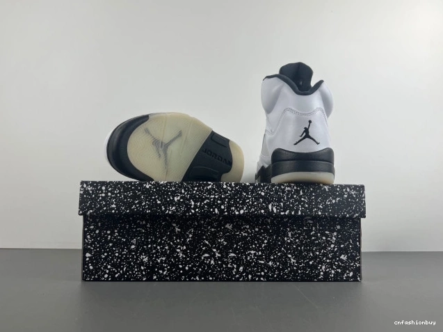 5 JORDAN AIR RETRO DD0587-110 'WHITE BLACK' 1207